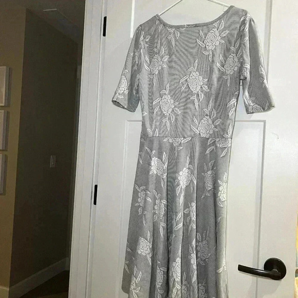 Lularoe Grey A Line Rose Women’s Dress Size XL White Roses Flare Midi - Picture 4 of 5